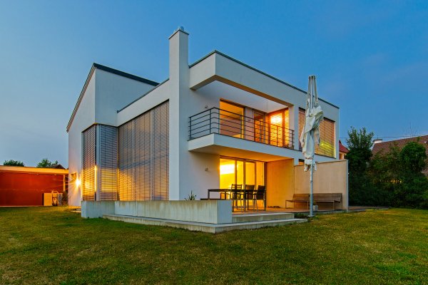 Die moderne Architektur - Haus und Heim beleuchtet bei Dämmerung